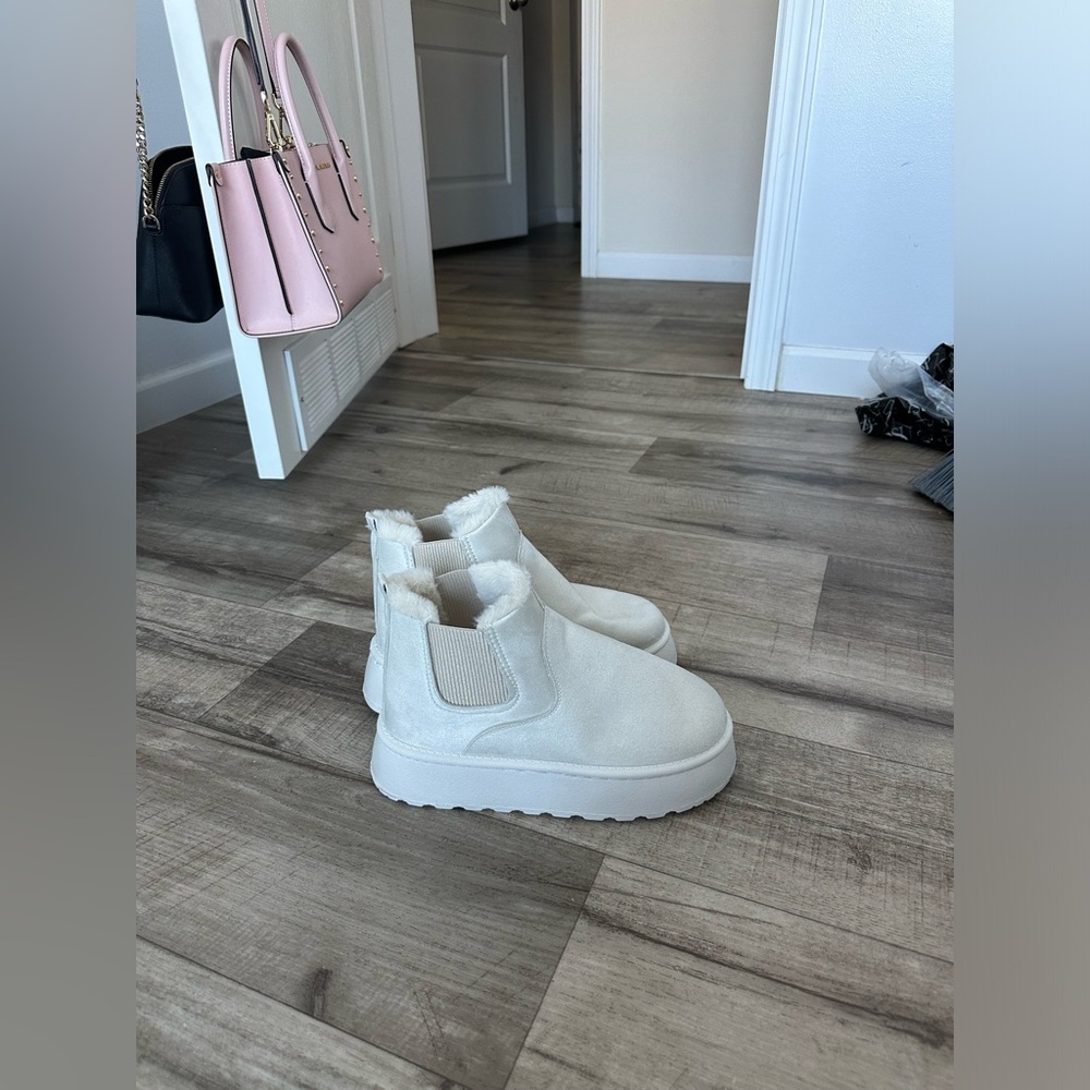 Women’s white ankle boots size 7